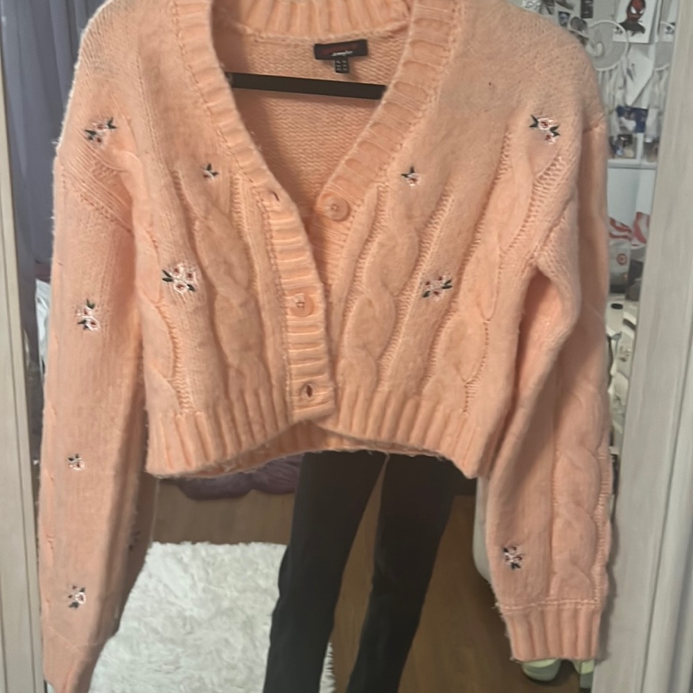 Cute pink sweater with flower embroidery